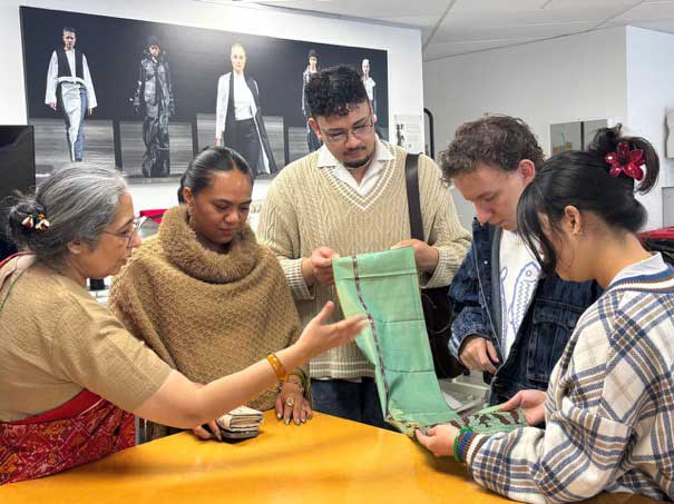 Students-understanding-the-handloom-textiles