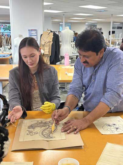Artisan-explaining-students
