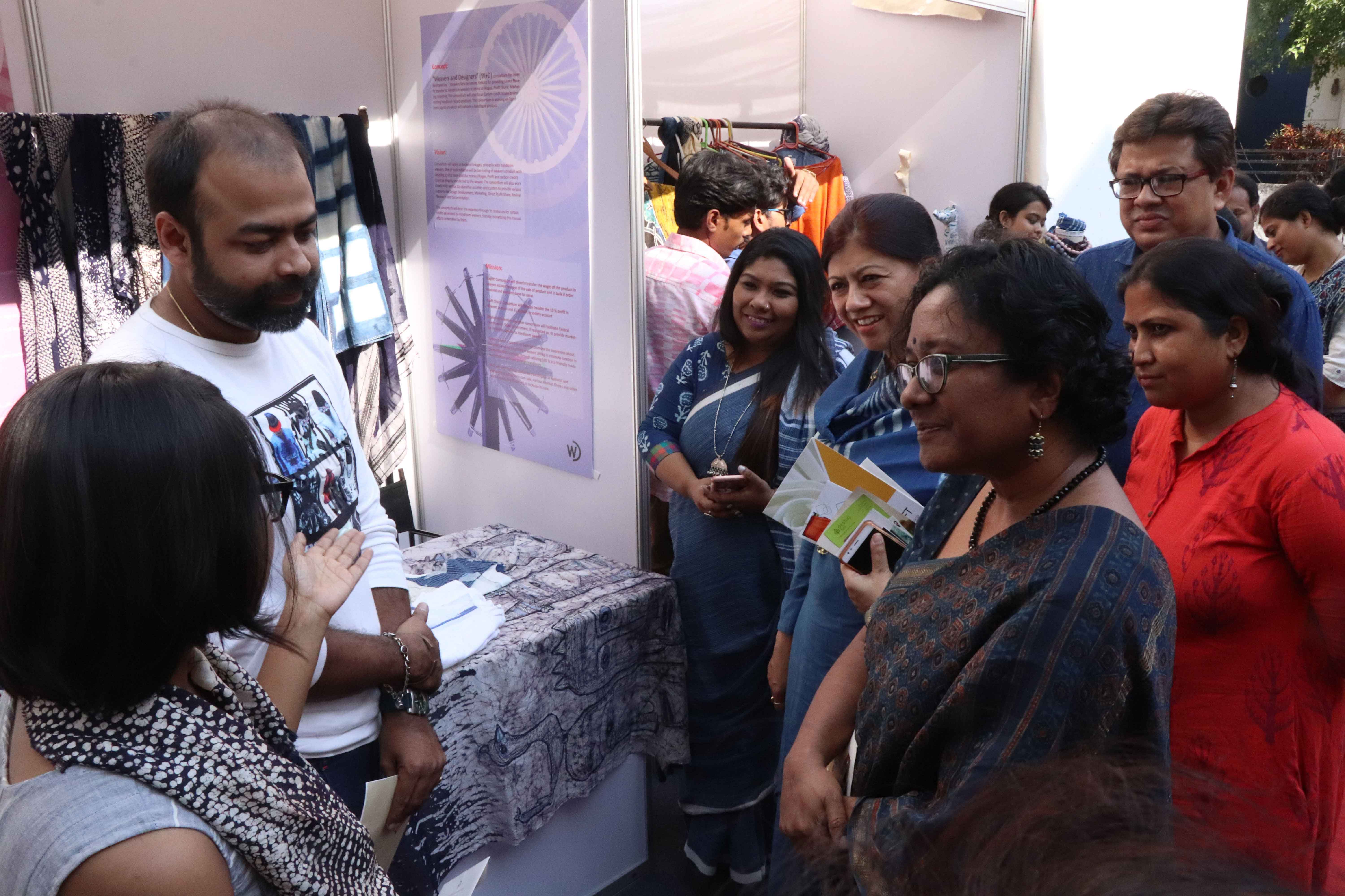 DG Maám interacting with Designers at Weavers’ n Designers stall @ Craft Bazaar, NIFT Kolkata